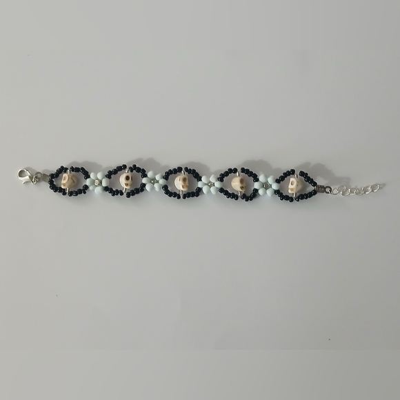 Black and White Beaded Bracelet with Elegant Design - Picture 6 of 6